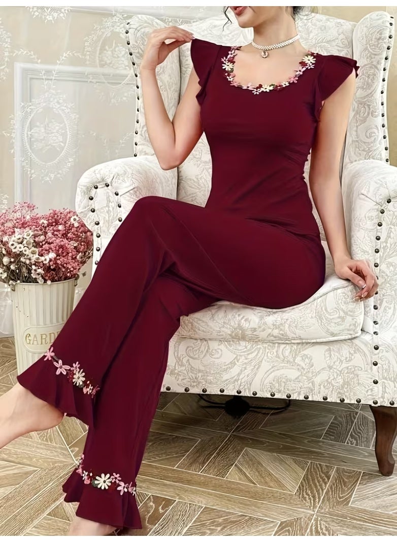طقم بيجاما أنيق وجميل من قطعتين، يتميز ببلوزة مطرزة برقبة مربعة مزينة بأزهار ملونة، وبنطال طويل بحواف مكشكشة وتطريزات زهرية. - Image 1
